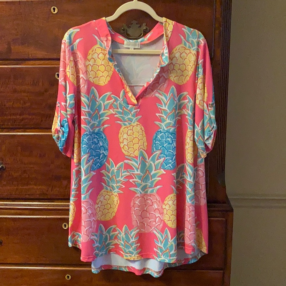Fun pineapple tunic! Excellent condition!